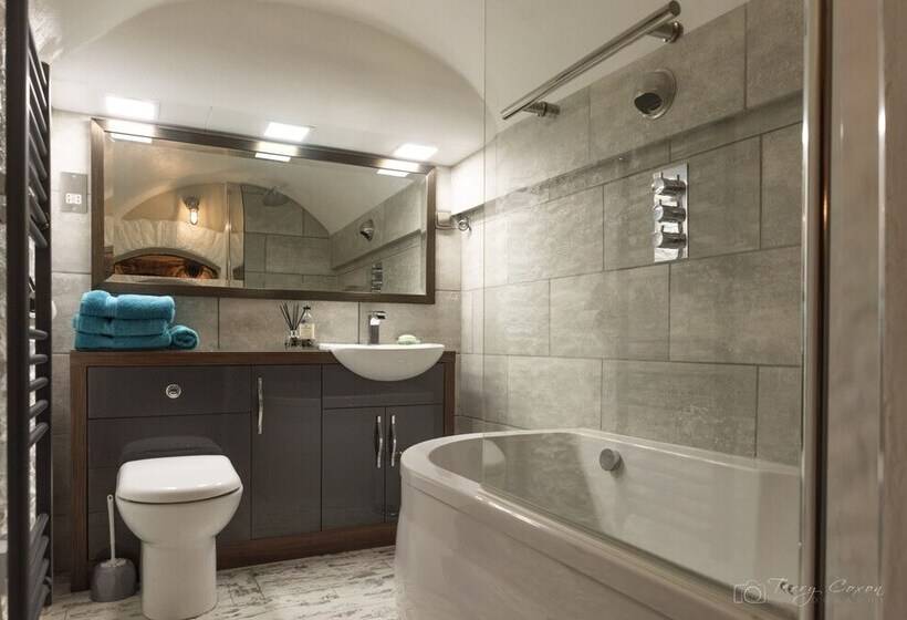 3 Bed  The Catacombs From White Lane Lets