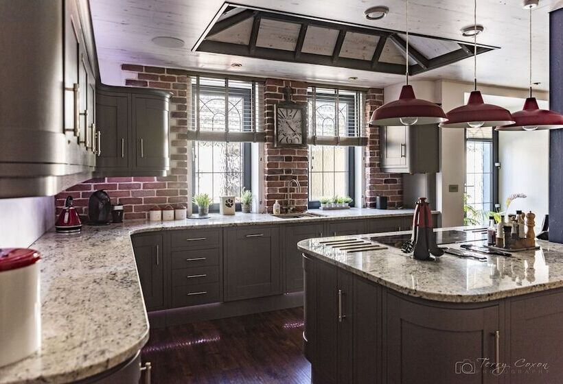 3 Bed  The Catacombs From White Lane Lets