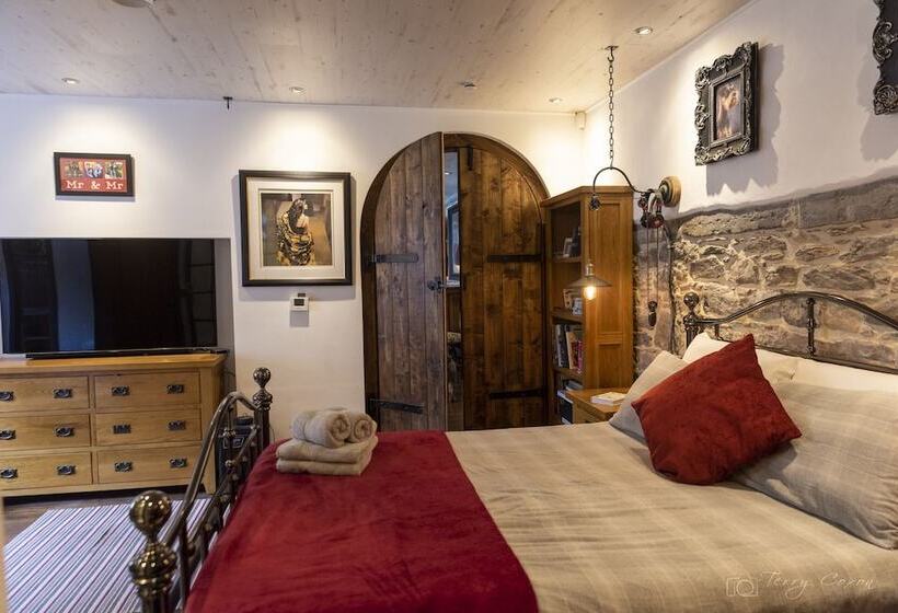 3 Bed  The Catacombs From White Lane Lets