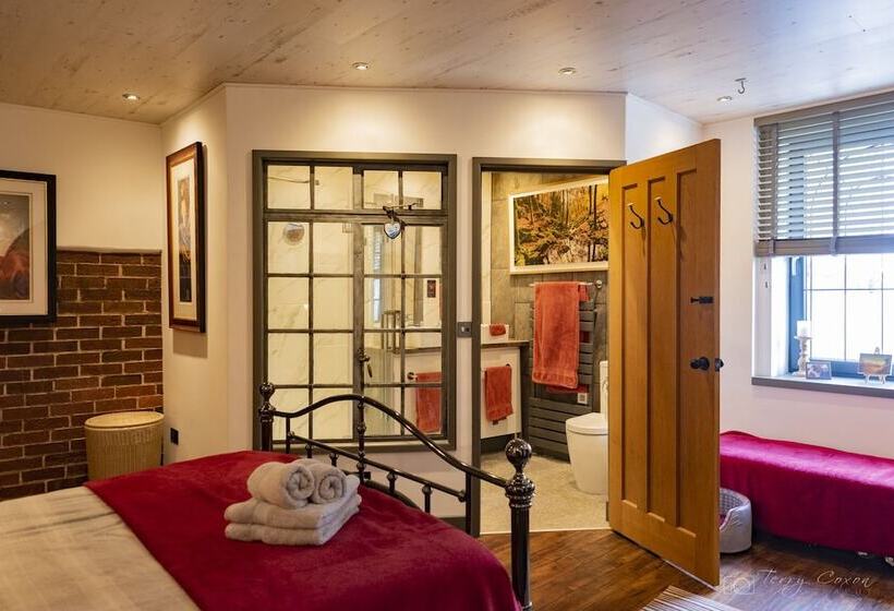 3 Bed  The Catacombs From White Lane Lets