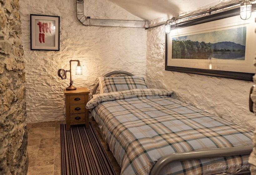 3 Bed  The Catacombs From White Lane Lets