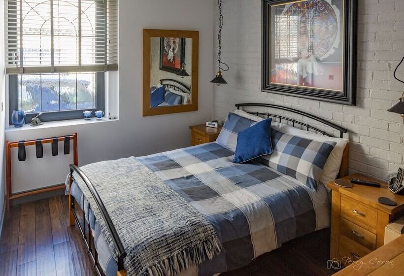 3 Bed  The Catacombs From White Lane Lets