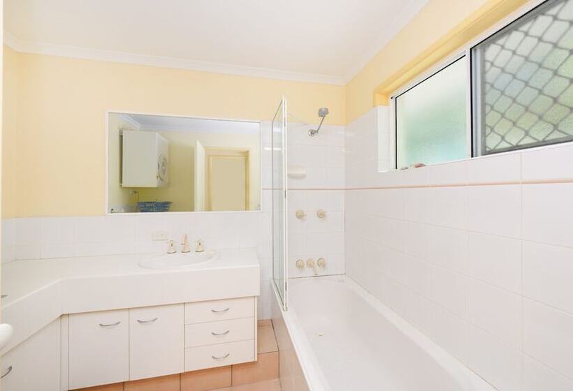 Sunbright 2/5 Petrel Street