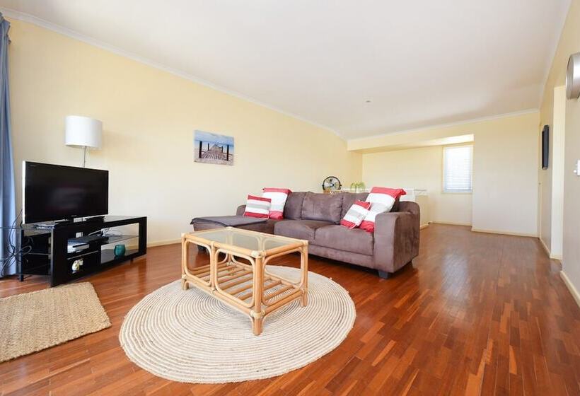 Sunbright 2/5 Petrel Street