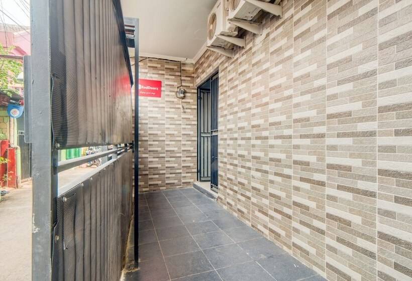 בית מלון כפרי Reddoorz Near Graha Cijantung Mall