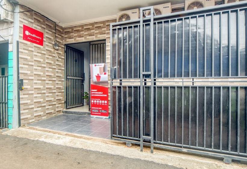 בית מלון כפרי Reddoorz Near Graha Cijantung Mall