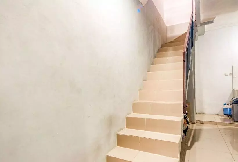 ホテル Reddoorz Near Graha Cijantung Mall