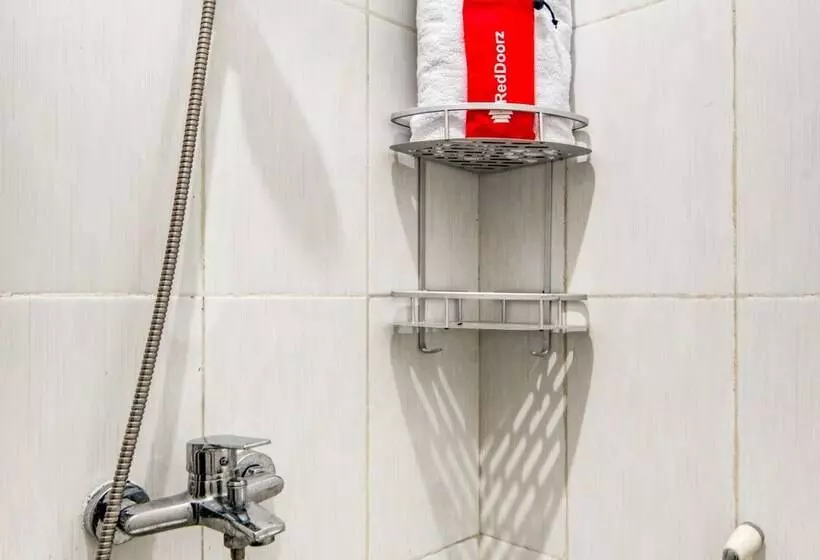 ホテル Reddoorz Near Graha Cijantung Mall