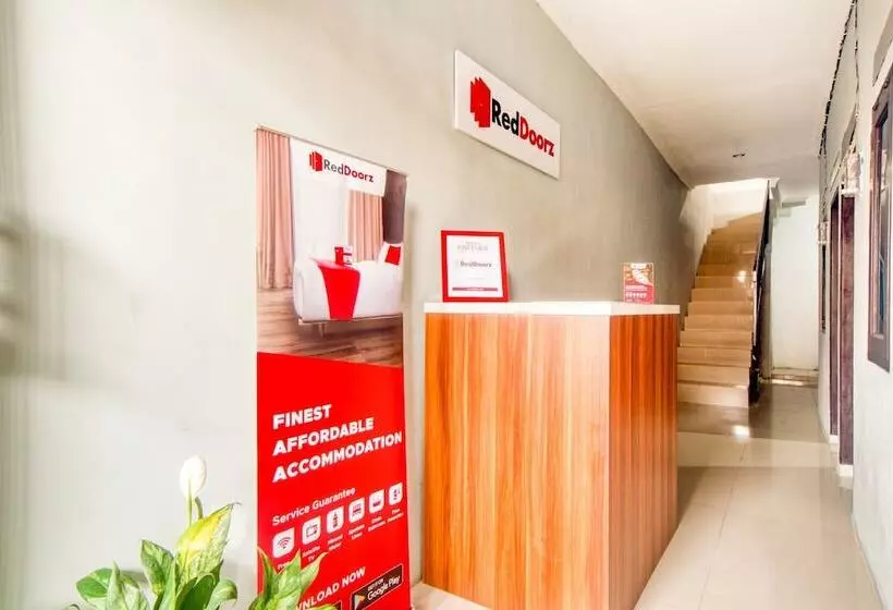 ホテル Reddoorz Near Graha Cijantung Mall