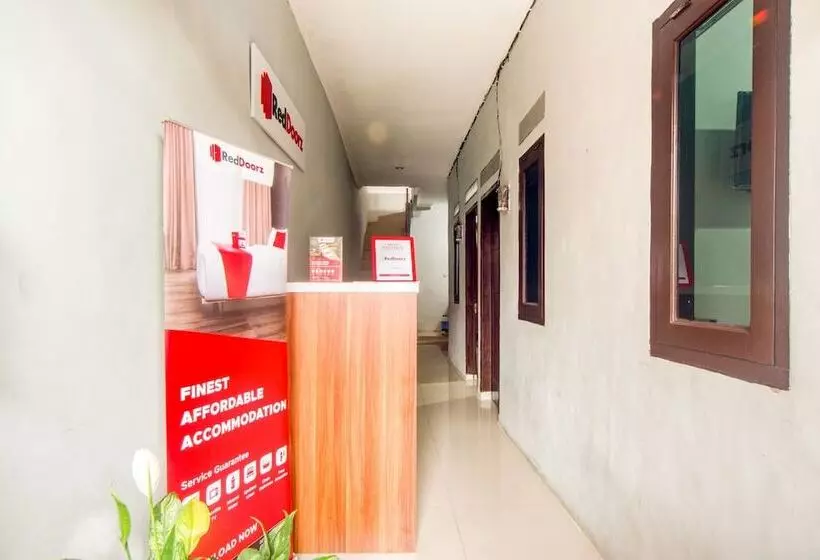 ホテル Reddoorz Near Graha Cijantung Mall