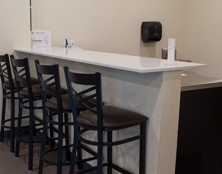 Otel Cobblestone Inn & Suites Forest City