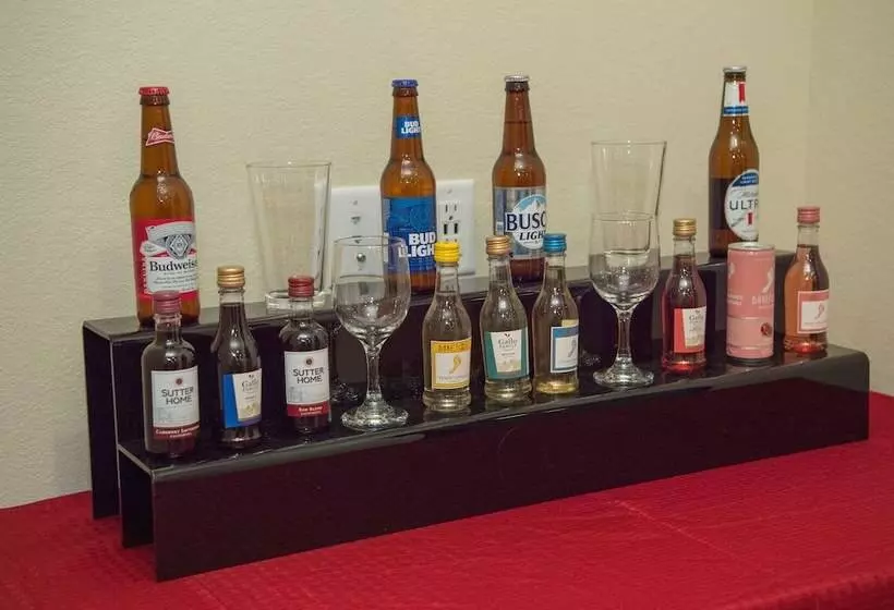 Hotelli Cobblestone Inn & Suites  Forest City