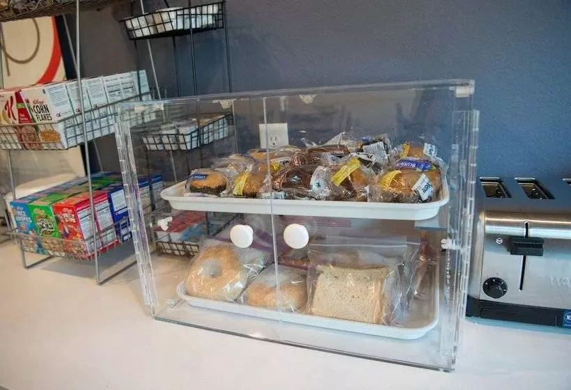 Hotelli Cobblestone Inn & Suites  Forest City