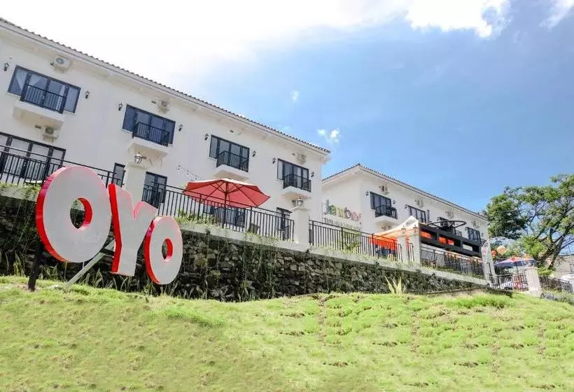 Hotel Oyo 1352 Jember Town Square Residence
