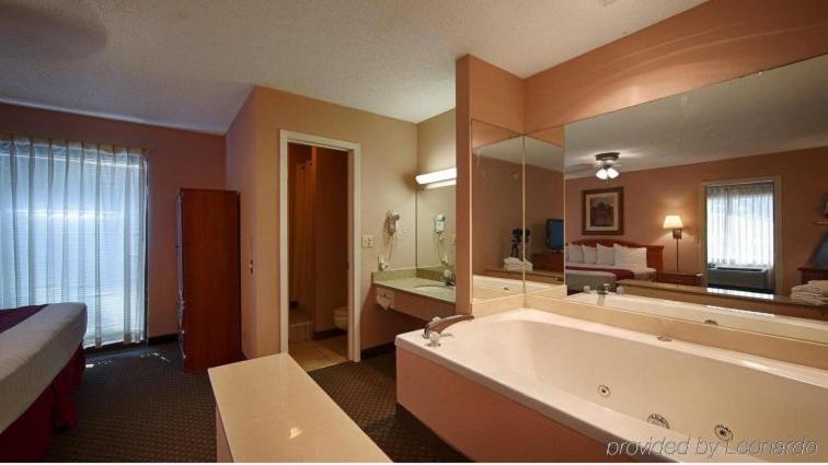 فندق The Parkwood Inn & Suites