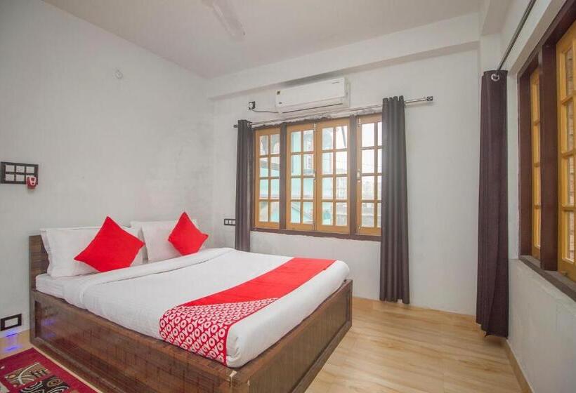 هتل Collection O Four Fox Suits