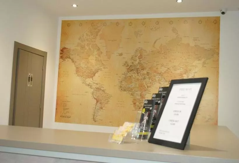 هاستل Fuencarral Rooms