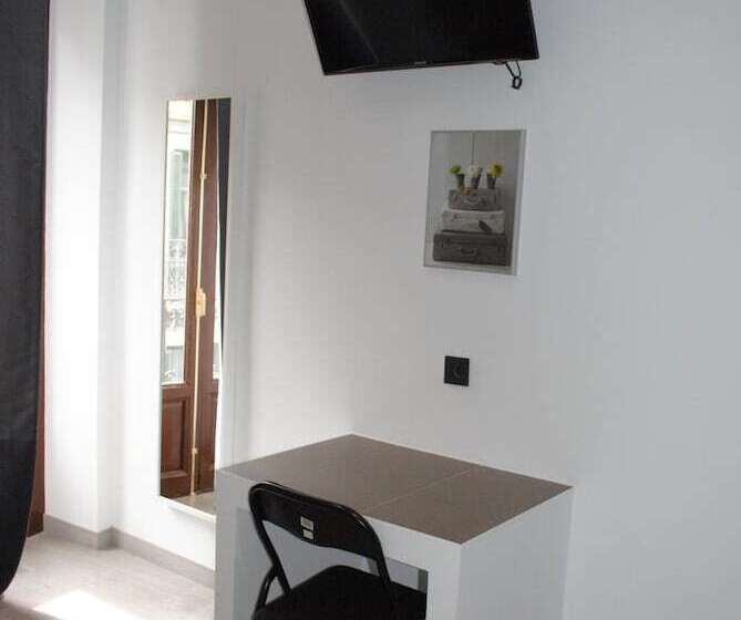 هاستل Fuencarral Rooms