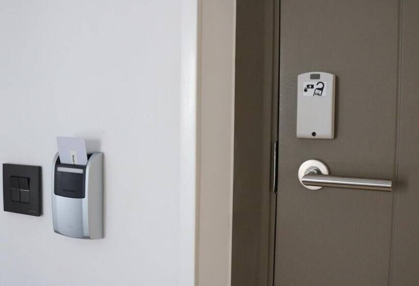 هاستل Fuencarral Rooms