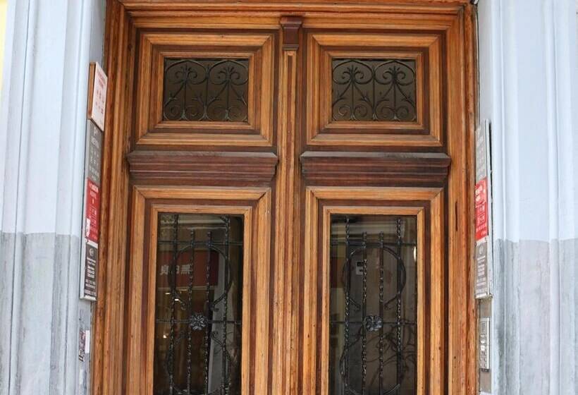 هاستل Fuencarral Rooms