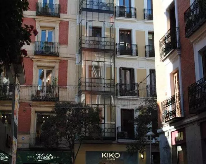 هاستل Fuencarral Rooms