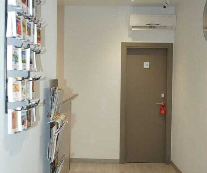 هاستل Fuencarral Rooms