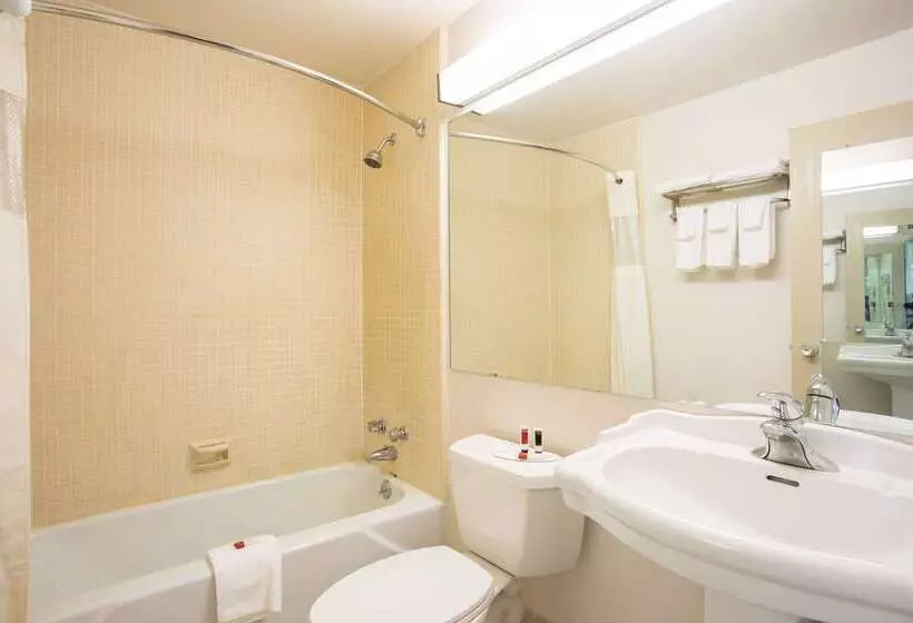 Отель Travelodge By Wyndham Wytheville