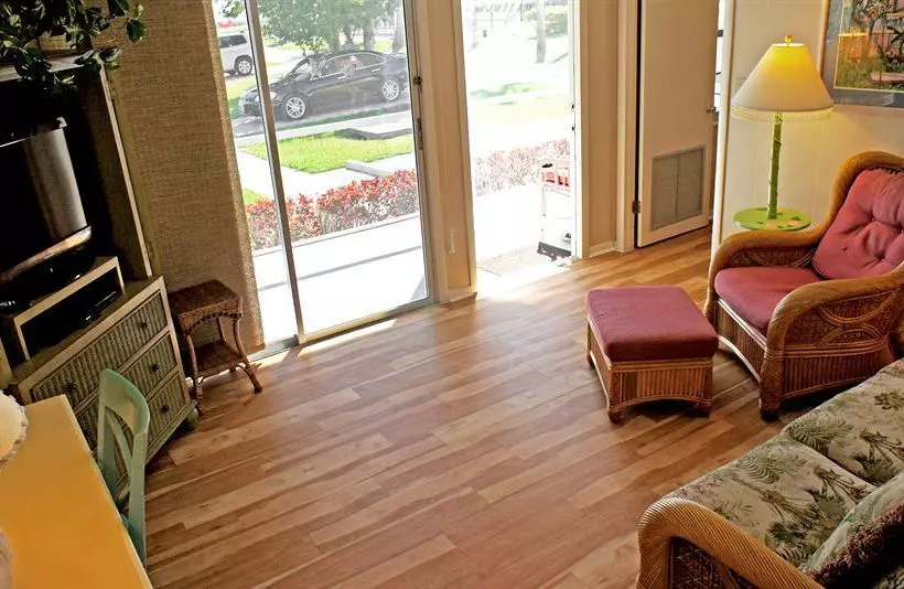 Shalimar Cottages And Motel