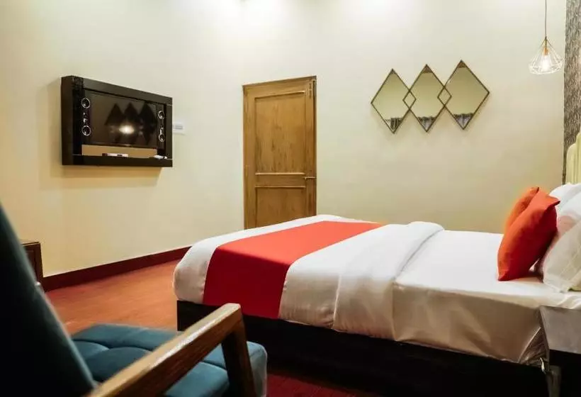 Hotelli Oyo 66066 Grand Nanki Palace
