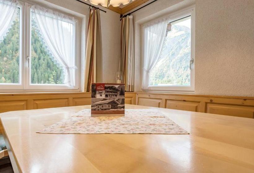 ペンション Landhaus Almrausch