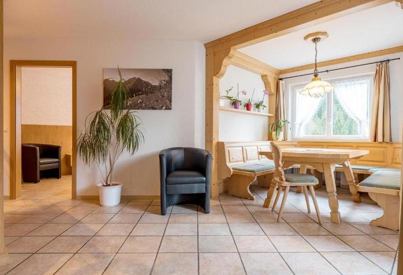 ペンション Landhaus Almrausch