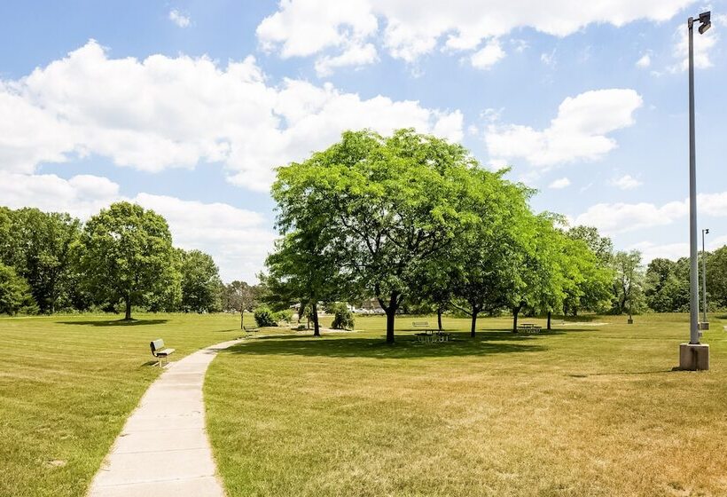 Отель Econo Lodge Whitehall Near Michigan S Adventure