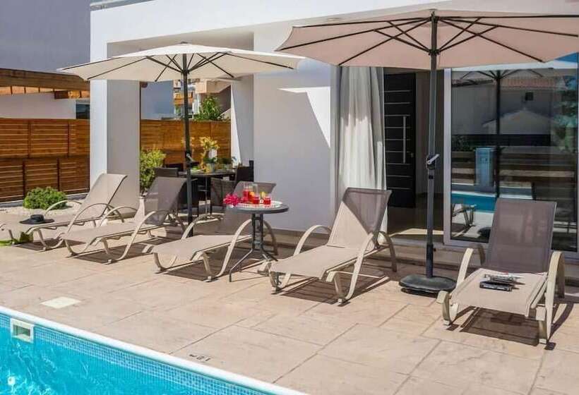 Villa White Moonflower