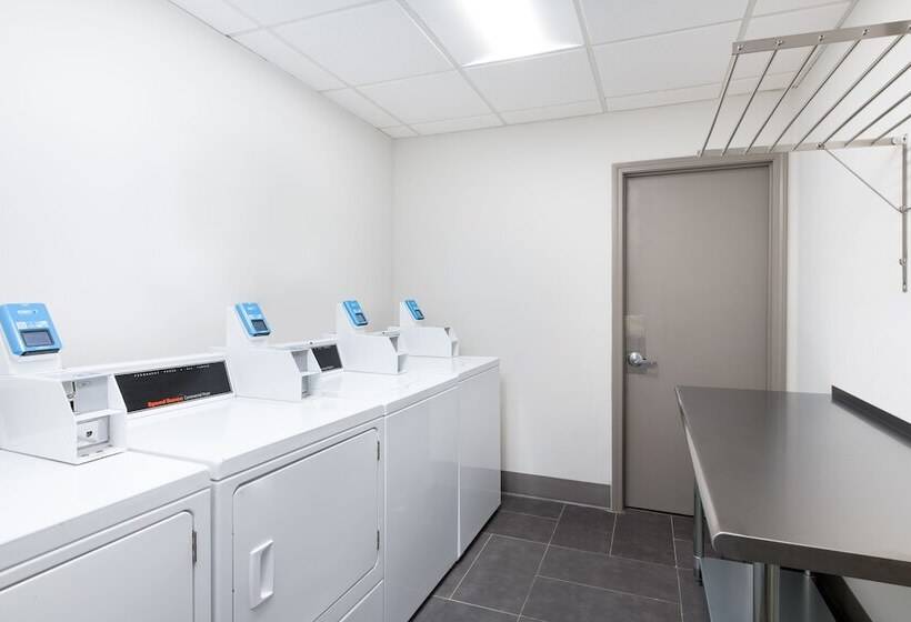 هتل Holiday Inn Express Atlanta West Theme Park Area, An Ihg