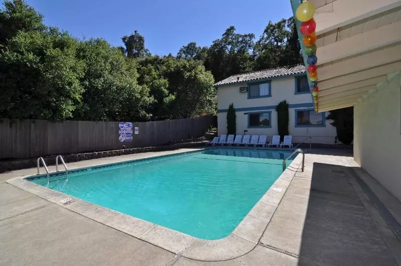 酒店 Marinwood Inn & Suites