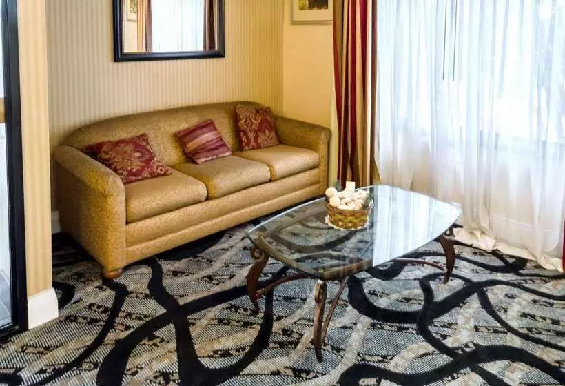 هتل Quality Inn Meridian