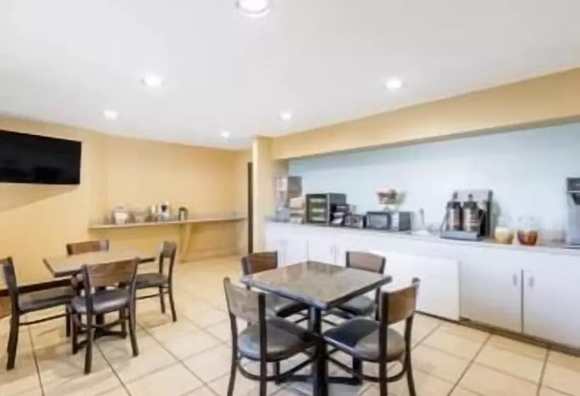 בית מלון כפרי Super 8 By Wyndham Midland