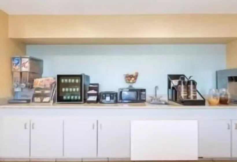 בית מלון כפרי Super 8 By Wyndham Midland