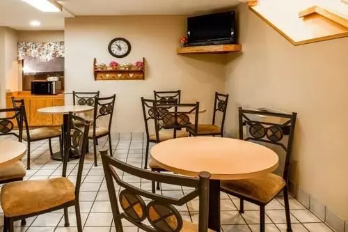 Отель Magnuson  Lincoln Airport