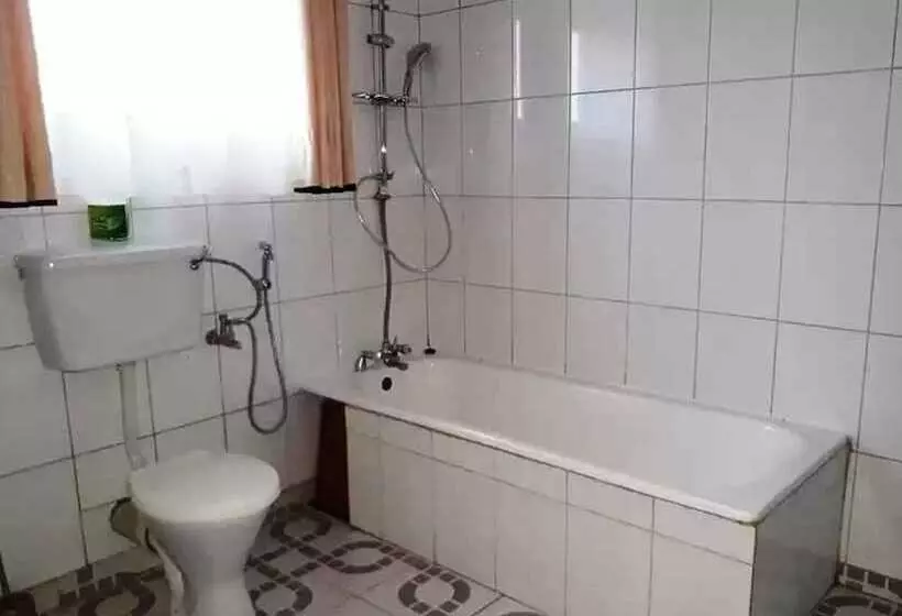 هتل Emra