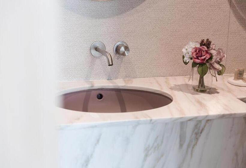 هتل 123 Mainstreet Boutique