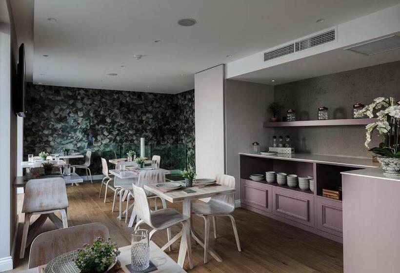 هتل 123 Mainstreet Boutique