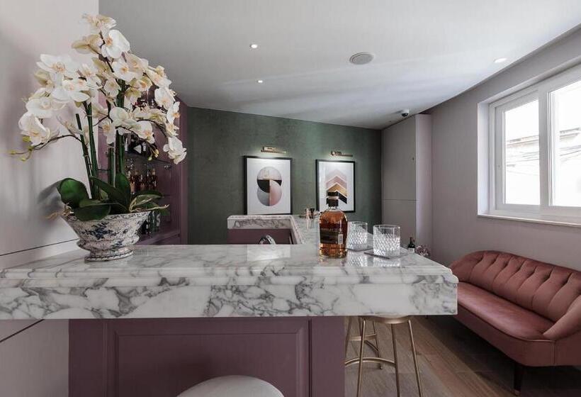 هتل 123 Mainstreet Boutique