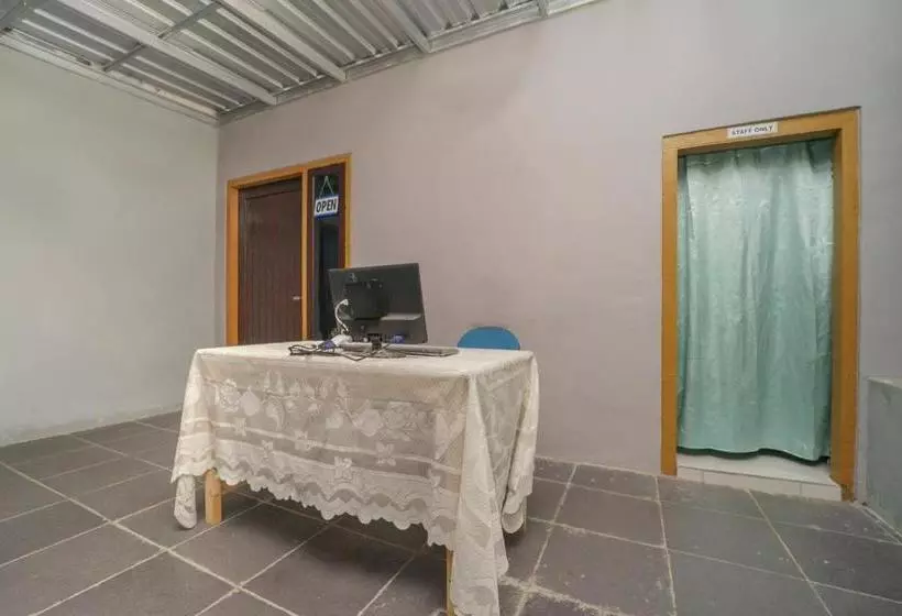 Hotelli Oyo 2937 Nindy Homestay 2