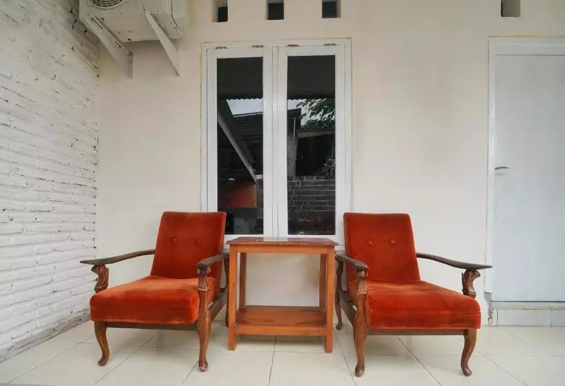 Hotelli Oyo 2937 Nindy Homestay 2