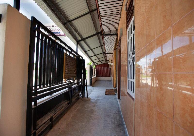 בית מלון כפרי Handira Homestay Syariah Padang Redpartner