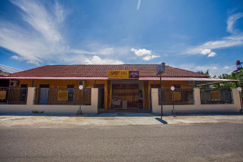 בית מלון כפרי Handira Homestay Syariah Padang Redpartner