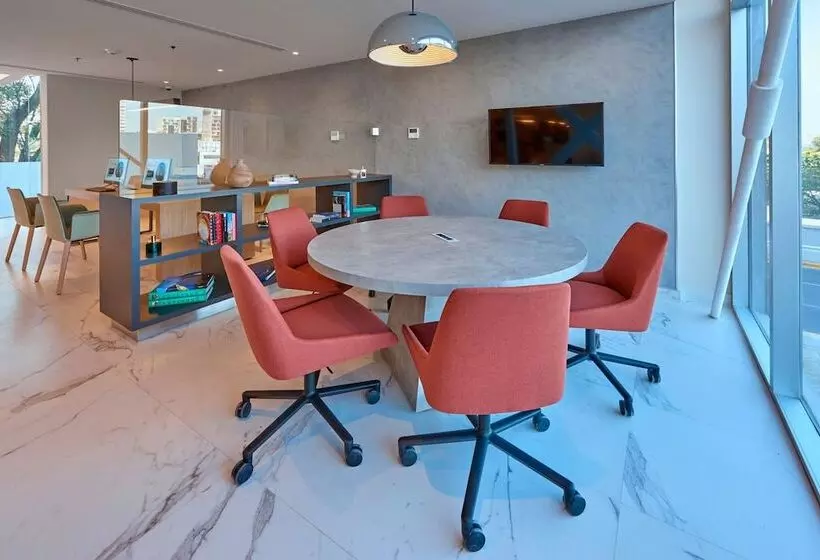 ホテル City Express Plus By Marriott Guadalajara Providencia