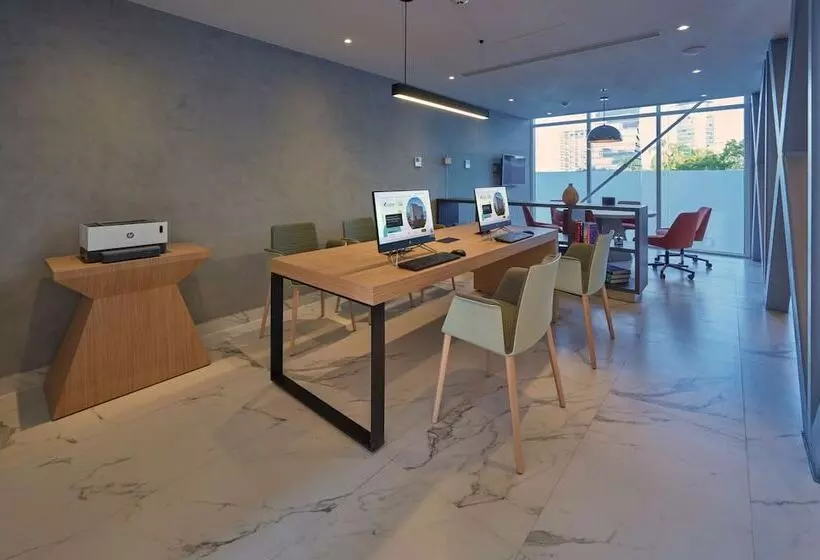 ホテル City Express Plus By Marriott Guadalajara Providencia