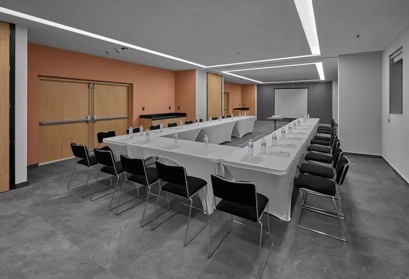 ホテル City Express Plus By Marriott Guadalajara Providencia